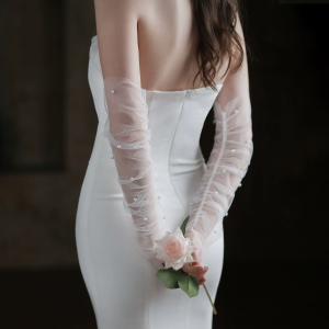 White long arm-covering pearl gloves